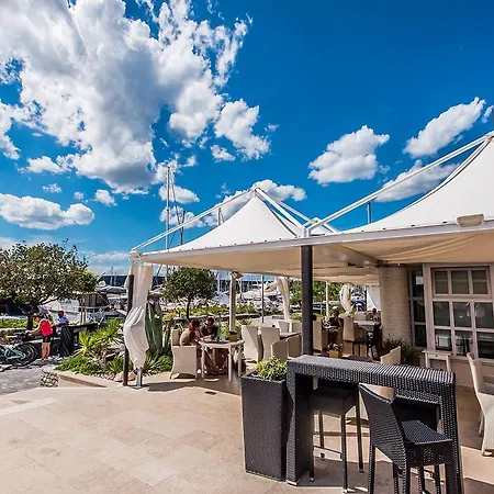 Floating شقة بونات